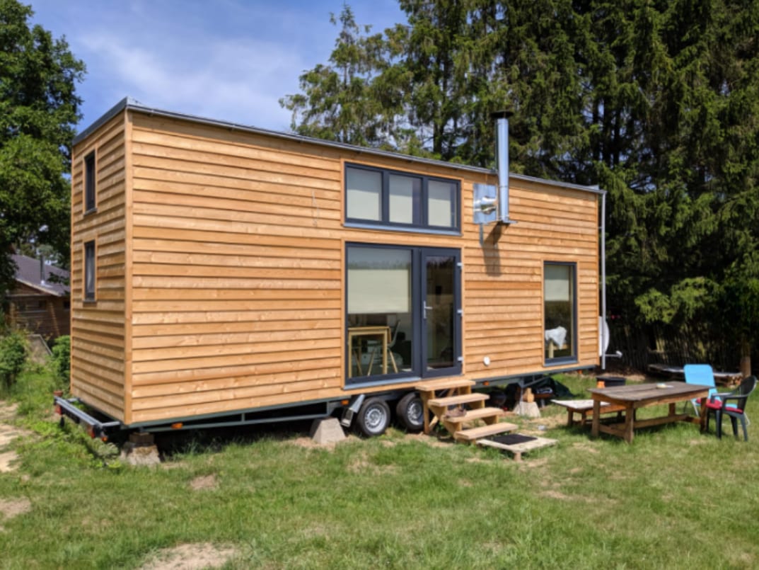 Modernes Tiny House mit Holzverkleidung &mdash; Beispiel für ein bauantragspflichtiges Mini-Haus