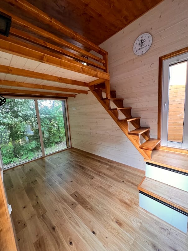 Tiny House Innenansicht mit Treppe und Schlafgalerie