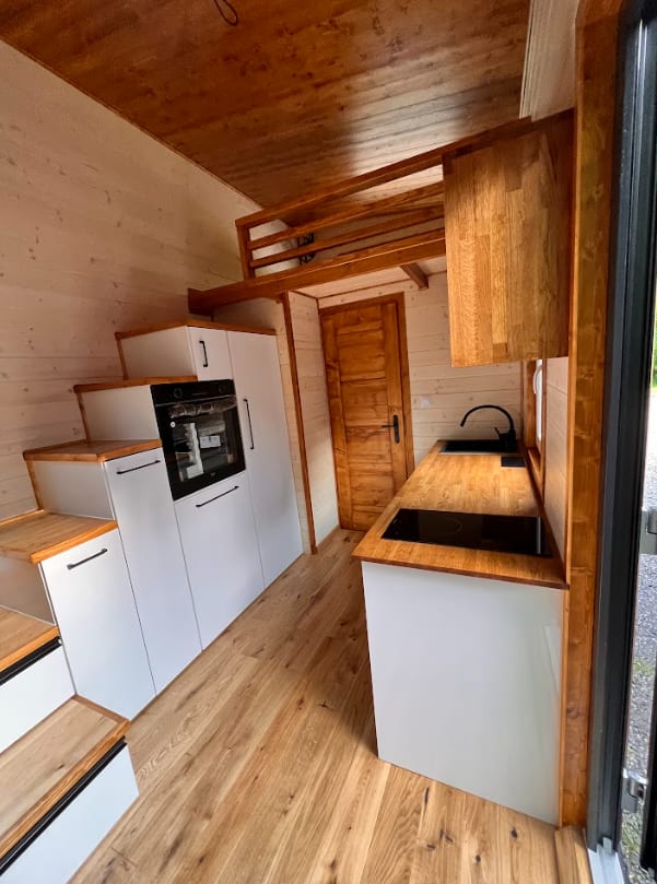 Tiny House Kueche mit Holzdecke