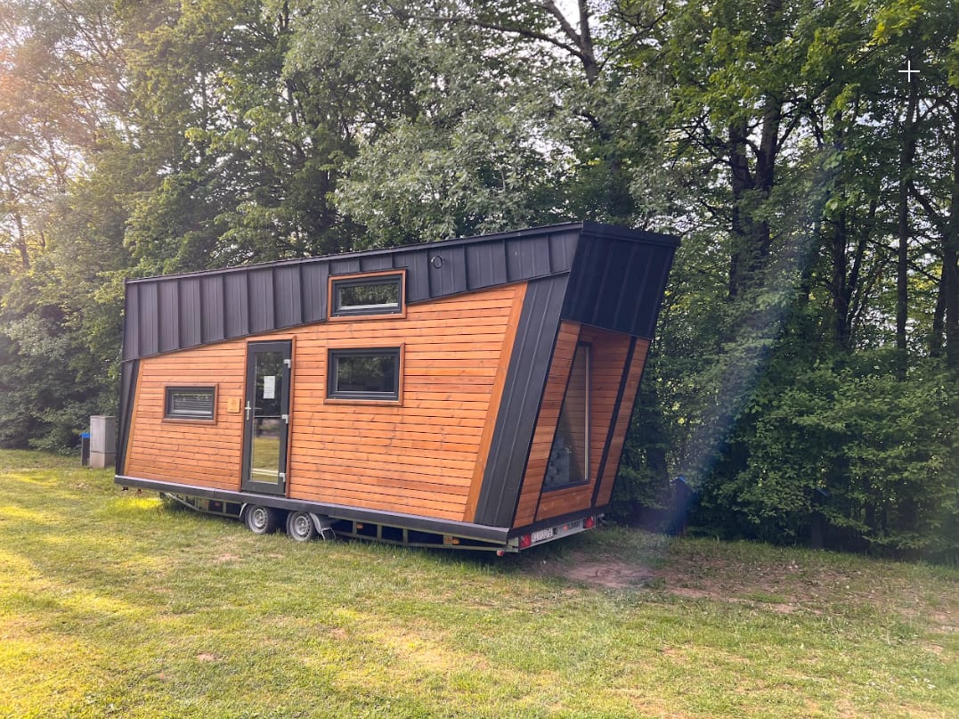 Tiny House mit Holzverkleidung im Wald